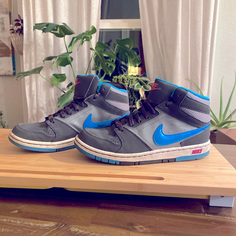 Women’s size ‘7Y’ Nikes